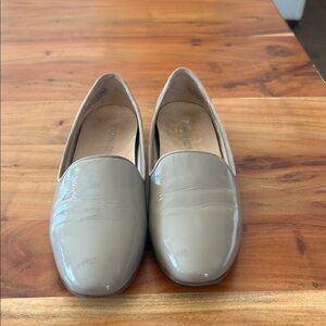 Vionic Willa ll Patent leather loafers in taupe sz 8 -fit large